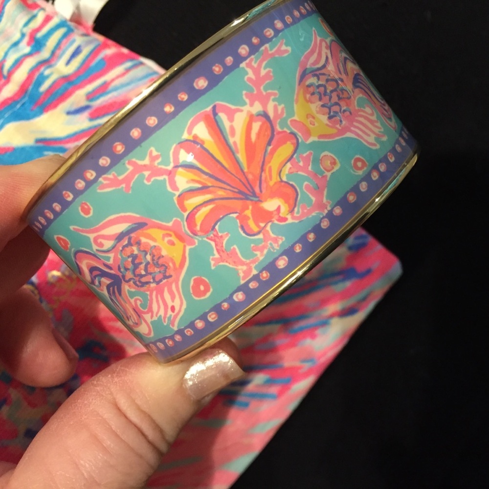 🌴Lilly Pulitzer Beautiful Enamel Hinged Bangle🌴